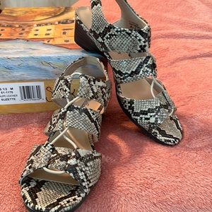 Lizard/snake sandal in brown / taupe leather